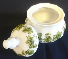 Lade das Bild in den Galerie-Viewer, 5er Set TEEKANNE &amp; MILCHKÄNNCHEN &amp; ZUCKERDOSE + DECKEL - Porzellan, Flora Weinblatt Blätter Pflanzen Ranken Motiv Dekor
