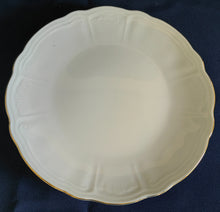 Lade das Bild in den Galerie-Viewer, Zweier-Set Kaffeege­decke aus weißem Porzellan mit Goldrand, gewölbten Fächern, geschwungenen Linien und Reliefdekor von Retsch &amp; Co.
