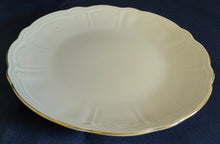Lade das Bild in den Galerie-Viewer, Dessertteller aus weißem Porzellan mit Goldrand, gewölbtem Design, Fächer- und Linienrelief, dekorativ und elegant von Retsch &amp; Co.
