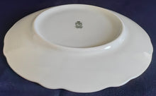 Lade das Bild in den Galerie-Viewer, Dessertteller aus Porzellan mit goldener Randverzierung, gewölbtem Design, Fächer- und Reliefmuster von Retsch &amp; Co.
