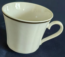 Lade das Bild in den Galerie-Viewer, Dreiteiliges Kaffeegedeck aus weißem Porzellan mit Goldrand, gewölbtem Design, Fächer- und Linienrelief, von Retsch &amp; Co.
