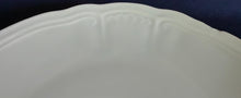 Lade das Bild in den Galerie-Viewer, Speiseteller aus Porzellan mit Goldrand, gewölbtes Design, Fächer und geschwungene Linien mit Relief-Motiv von Seltmann Weiden.
