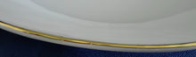 Lade das Bild in den Galerie-Viewer, Suppenteller aus Porzellan mit Goldrand, gewölbt, Fächer-Design, geschwungene Linien und Relief-Motiv von RETSCH &amp; CO.
