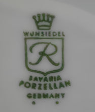 Lade das Bild in den Galerie-Viewer, Suppenteller aus Porzellan mit Goldrand, gewölbte Form, Fächer-Design und Relief-Motiv von RETSCH &amp; CO.

