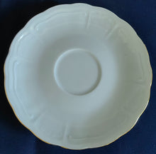 Lade das Bild in den Galerie-Viewer, Dreiteiliges Porzellan Kaffee-Gedeck mit goldrand, gewölbten Linien, Fächern und Reliefmotiven von Retsch &amp; Co.
