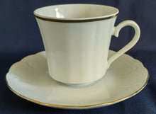 Lade das Bild in den Galerie-Viewer, Weißes Porzellan-Kaffeegedeck mit Goldrand, gewölbten Fächern, geschwungenen Linien und Relief-Motiv von Retsch &amp; Co.

