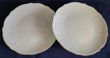 Lade das Bild in den Galerie-Viewer, Zwei Porzellan-Gedeckesets mit Goldrand, gewölbten Fächern, geschwungenen Linien und Relief-Motiv, elegant für den Tisch.

