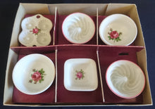 Lade das Bild in den Galerie-Viewer, 6er Set MINIATUR BACKFORMEN &amp; SCHÜSSELN - Porzellan, Flora Rosenblüten Blume Pflanzen Motiv Dekor

