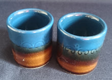 Lade das Bild in den Galerie-Viewer, 6er Set GETRÄNKEFLASCHE -KARAFFE &amp; GETRÄNKEBECHER -KURZE / SHOTS "Brotzeit" "Studio Linie" - Keramik / Steingut, Antikes Abstraktes Kreise Striche Blüten Motiv Dekor, Bjön Wiinblad Design (BC)
