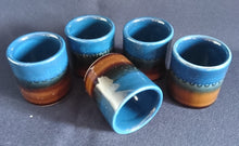 Lade das Bild in den Galerie-Viewer, 6er Set GETRÄNKEFLASCHE -KARAFFE &amp; GETRÄNKEBECHER -KURZE / SHOTS "Brotzeit" "Studio Linie" - Keramik / Steingut, Antikes Abstraktes Kreise Striche Blüten Motiv Dekor, Bjön Wiinblad Design (BC)
