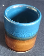 Lade das Bild in den Galerie-Viewer, 6er Set GETRÄNKEFLASCHE -KARAFFE &amp; GETRÄNKEBECHER -KURZE / SHOTS "Brotzeit" "Studio Linie" - Keramik / Steingut, Antikes Abstraktes Kreise Striche Blüten Motiv Dekor, Bjön Wiinblad Design (BC)
