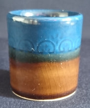 Lade das Bild in den Galerie-Viewer, 6er Set GETRÄNKEFLASCHE -KARAFFE &amp; GETRÄNKEBECHER -KURZE / SHOTS "Brotzeit" "Studio Linie" - Keramik / Steingut, Antikes Abstraktes Kreise Striche Blüten Motiv Dekor, Bjön Wiinblad Design (BC)
