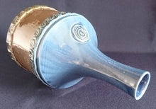 Lade das Bild in den Galerie-Viewer, 6er Set GETRÄNKEFLASCHE -KARAFFE &amp; GETRÄNKEBECHER -KURZE / SHOTS "Brotzeit" "Studio Linie" - Keramik / Steingut, Antikes Abstraktes Kreise Striche Blüten Motiv Dekor, Bjön Wiinblad Design (BC)
