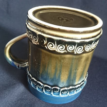 Lade das Bild in den Galerie-Viewer, GETRÄNKEKRUG "Brotzeit" "Studio Linie" - Keramik / Steingut, Antikes Abstraktes Kreise Striche Blüten Motiv Dekor, Bjön Wiinblad Design (BC)
