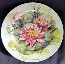Lade das Bild in den Galerie-Viewer, WAND~ SAMMELTELLER "Rosiger Morgengruß Pink Sensation (Königinnen des Wassers)" - Porzellan, Flora Wasser Seerosen Büten Pflanzen Motiv Dekor, Limitiert, Designerin Ursula Band
