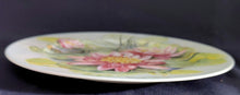 Lade das Bild in den Galerie-Viewer, WAND~ SAMMELTELLER "Rosiger Morgengruß Pink Sensation (Königinnen des Wassers)" - Porzellan, Flora Wasser Seerosen Büten Pflanzen Motiv Dekor, Limitiert, Designerin Ursula Band
