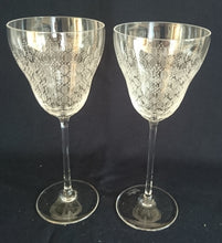 Lade das Bild in den Galerie-Viewer, 2er Set WEIßWEIN~ GETRÄNKEGLÄSER "Studio Linie" - Kristallglas, Geometrisches Abstraktes Punkte Tupfen Punkte Motiv Schliff Dekor
