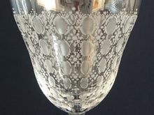 Lade das Bild in den Galerie-Viewer, ROTWEIN GETRÄNKEGLAS "Studio Linie" - Kristallglas, Geometrisches Abstraktes Punkte Tupfen Punkte Motiv Schliff Dekor
