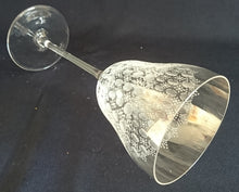 Lade das Bild in den Galerie-Viewer, ROTWEIN GETRÄNKEGLAS "Studio Linie" - Kristallglas, Geometrisches Abstraktes Punkte Tupfen Punkte Motiv Schliff Dekor
