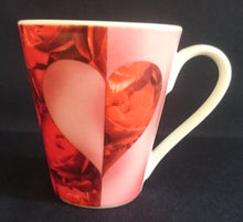 Lade das Bild in den Galerie-Viewer, KAFFEETASSE - Porzellan, Herzen Rosenstrauß Flora Beet Motiv Dekor (BC)
