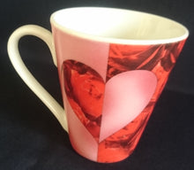 Lade das Bild in den Galerie-Viewer, KAFFEETASSE - Porzellan, Herzen Rosenstrauß Flora Beet Motiv Dekor (BC)
