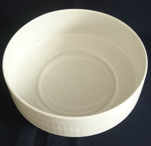 Lade das Bild in den Galerie-Viewer, BEILAGEN~ SERVIERSCHÜSSEL  - Porzellan, Breiter Blauer Linien Striche Relief Motiv Dekor
