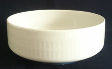 Lade das Bild in den Galerie-Viewer, BEILAGEN~ SERVIERSCHÜSSEL  - Porzellan, Breiter Blauer Linien Striche Relief Motiv Dekor
