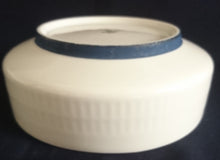 Lade das Bild in den Galerie-Viewer, BEILAGEN~ SERVIERSCHÜSSEL  - Porzellan, Breiter Blauer Linien Striche Relief Motiv Dekor
