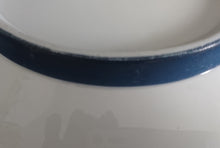 Lade das Bild in den Galerie-Viewer, BEILAGEN~ SERVIERSCHÜSSEL  - Porzellan, Breiter Blauer Linien Striche Relief Motiv Dekor
