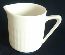 Lade das Bild in den Galerie-Viewer, MILCHKÄNNCHEN - Porzellan, Breiter Bodenrand Quadratisch Relief Motiv Dekor
