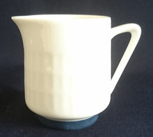 Lade das Bild in den Galerie-Viewer, MILCHKÄNNCHEN - Porzellan, Breiter Bodenrand Quadratisch Relief Motiv Dekor
