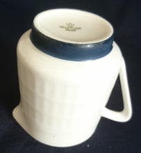 Lade das Bild in den Galerie-Viewer, MILCHKÄNNCHEN - Porzellan, Breiter Bodenrand Quadratisch Relief Motiv Dekor
