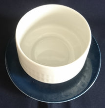 Lade das Bild in den Galerie-Viewer, SAUCIER~ BEILAGENSCHALE MIT UNTERTELLER - Porzellan, Breiter Blauen Rand Linien Striche Relief Motiv Dekor
