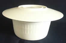 Lade das Bild in den Galerie-Viewer, SAUCIER~ BEILAGENSCHALE MIT UNTERTELLER - Porzellan, Breiter Blauen Rand Linien Striche Relief Motiv Dekor
