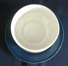 Lade das Bild in den Galerie-Viewer, SAUCIER~ BEILAGENSCHALE MIT UNTERTELLER - Porzellan, Breiter Blauen Rand Linien Striche Relief Motiv Dekor
