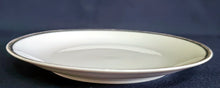 Lade das Bild in den Galerie-Viewer, 2er Set DESSERTTELLER - Porzellan, Breiter Platin Linien Dekorrand Motiv
