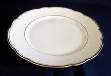 Lade das Bild in den Galerie-Viewer, 2er Set DESSERTTELLER - Porzellan, Goldlinien Doppelt Gewölbter Rand Relief Motiv Dekor
