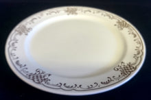 Lade das Bild in den Galerie-Viewer, SPEISETELLER - Porzellan, Abstraktes Symbol Zeichen Motiv Dekor
