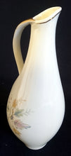 Lade das Bild in den Galerie-Viewer, BLUMENVASE MIT GRIFF- Porzellan, Goldrand Griff Flora Pflanzen Blumen Blüten Motiv Dekor
