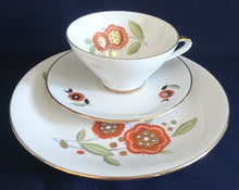 Lade das Bild in den Galerie-Viewer, 3er TEE~ SAMMELGEDECK - Porzellan, Goldrand Flora Pflanzen Blumenblüten Blatt Blätter Motiv Dekor (BC)
