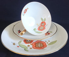 Lade das Bild in den Galerie-Viewer, 3er TEE~ SAMMELGEDECK - Porzellan, Goldrand Flora Pflanzen Blumenblüten Blatt Blätter Motiv Dekor (BC)
