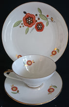 Lade das Bild in den Galerie-Viewer, 3er TEE~ SAMMELGEDECK - Porzellan, Goldrand Flora Pflanzen Blumenblüten Blatt Blätter Motiv Dekor (BC)
