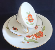 Lade das Bild in den Galerie-Viewer, 3er TEE~ SAMMELGEDECK - Porzellan, Goldrand Flora Pflanzen Blumenblüten Blatt Blätter Motiv Dekor (BC)
