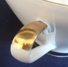 Lade das Bild in den Galerie-Viewer, 3er TEE~ SAMMELGEDECK - Porzellan, Goldrand Flora Pflanzen Blumenblüten Blatt Blätter Motiv Dekor (BC)
