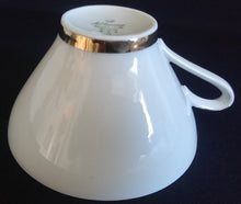 Lade das Bild in den Galerie-Viewer, 3er TEE~ SAMMELGEDECK - Porzellan, Goldrand Flora Pflanzen Blumenblüten Blatt Blätter Motiv Dekor (BC)
