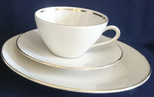 Lade das Bild in den Galerie-Viewer, 2er Set UNTERTASSEN - Porzellan, Goldrand Klassisch Motiv Dekor
