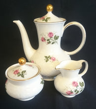 Lade das Bild in den Galerie-Viewer, 5er Set KAFFEEKANNE + DECKEL &amp; MILCHKÄNNCHEN &amp; ZUCKERDOSE + DECKEL "Annabell" - Porzellan, Goldrand Flora Rosenblumen Blüten Relief Motiv Dekor
