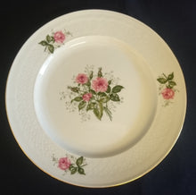 Lade das Bild in den Galerie-Viewer, DESSERTTELLER "Annabell" - Porzellan, Goldrand Flora Rosenblumen Blüten Relief Motiv Dekor

