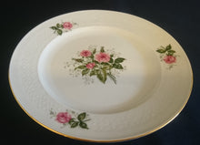 Lade das Bild in den Galerie-Viewer, DESSERTTELLER "Annabell" - Porzellan, Goldrand Flora Rosenblumen Blüten Relief Motiv Dekor
