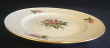 Lade das Bild in den Galerie-Viewer, DESSERTTELLER "Annabell" - Porzellan, Goldrand Flora Rosenblumen Blüten Relief Motiv Dekor
